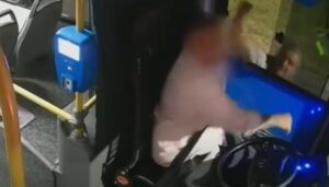 Lee más sobre el artículo La Plata: se peleó con un colectivero, se confundió y le rompió el tabique a otro chofer