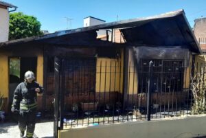 Lee más sobre el artículo Un voraz incendio destruyó una casa en Temperley