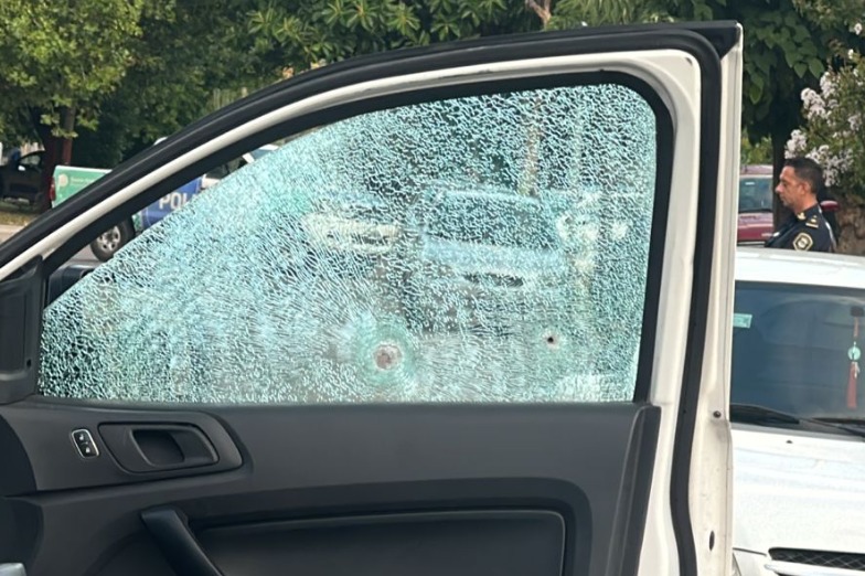 Lee más sobre el artículo Tras robar una camioneta en Lomas, se tirotearon en Lanús: un detenido y un herido grave