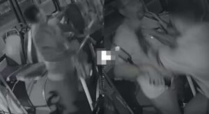 Lee más sobre el artículo Descontrol: chofer se agarró a piñas con pasajero y dejó el colectivo a la deriva
