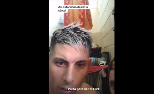 Lee más sobre el artículo Impune: un preso hacía un vivo y mostró cómo extorsionan desde la cárcel