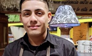 Lee más sobre el artículo Buscan a los asesinos de un hombre apuñalado en Lomas