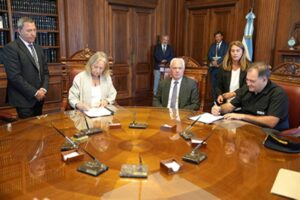 Lee más sobre el artículo Firman convenio para la custodia y seguridad policial de edificios judiciales