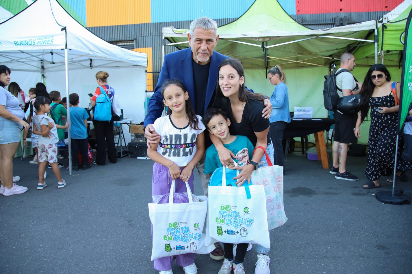 En este momento estás viendo Avellaneda: Ferraresi entregó kits “De Punta En Blanco” en el Parque La Estación