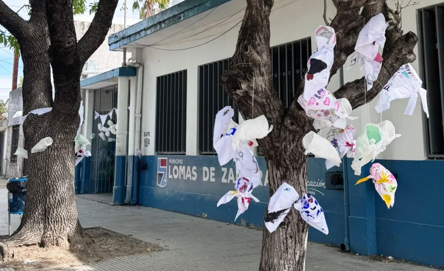 En este momento estás viendo Banfield: vandalizaron los pañuelos por la Memoria realizados por alumnos de Primaria