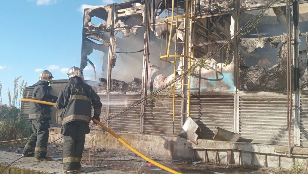 Lee más sobre el artículo Un incendio destruyó parte de una fábrica de Llavallol