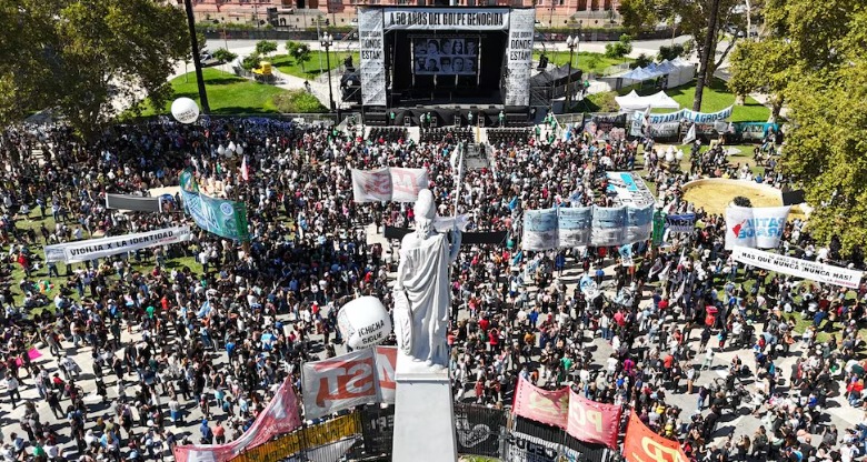 En este momento estás viendo Con fuertes críticas al Gobierno, una multitud marchó a 50 años del Golpe cívico-militar