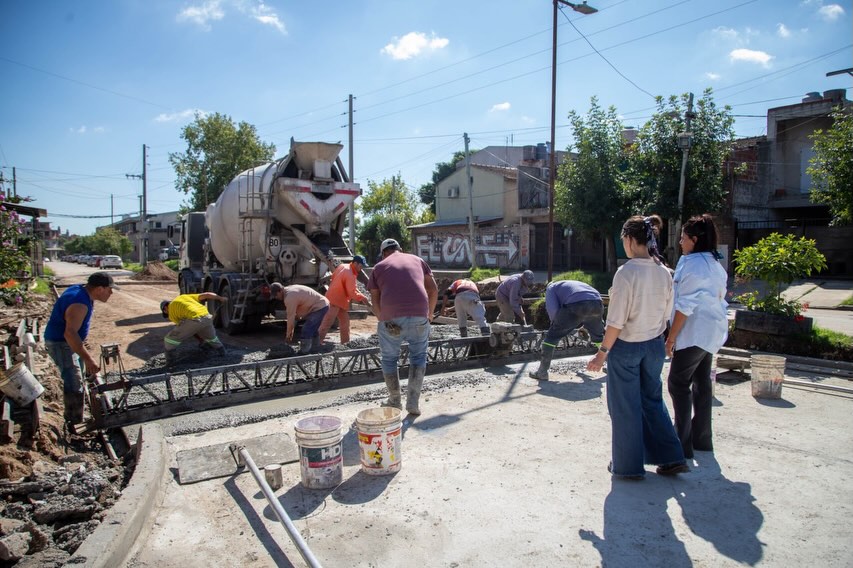 En este momento estás viendo Avanzan las obras de pavimentación con fondos municipales en Quilmes