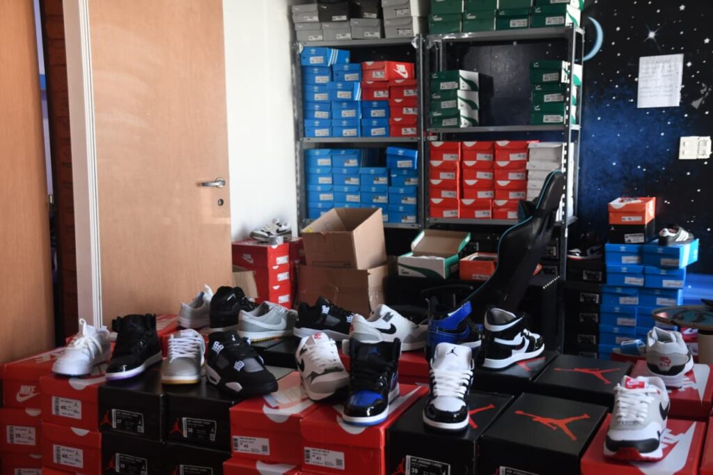 Lee más sobre el artículo Secuestran más de 800 pares de zapatillas de primeras marcas falsificadas