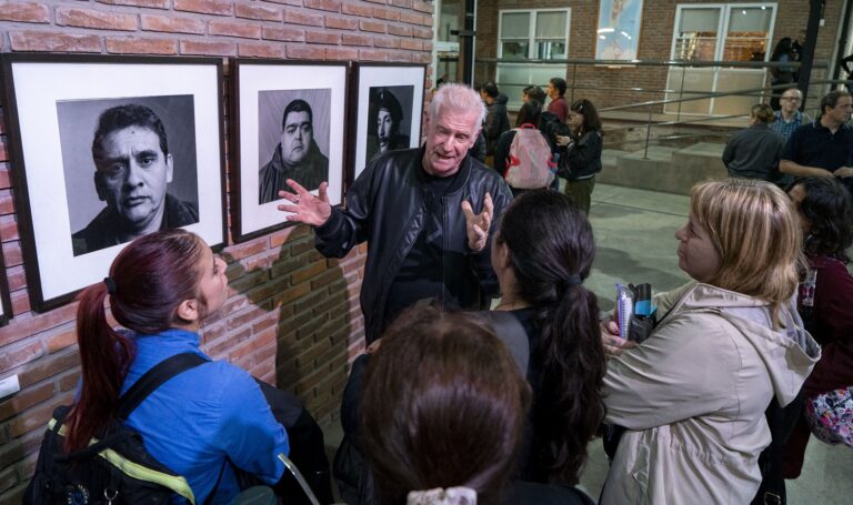 Los rostros que la guerra dejó_se inauguró en la UNLa una muestra del fotógrafo Juan Travnik sobre Malvinas que interpela desde la mirada_4