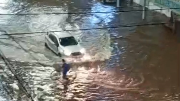 En este momento estás viendo Temporal en el Conurbano: calles inundadas, autos bajo agua y árboles caídos