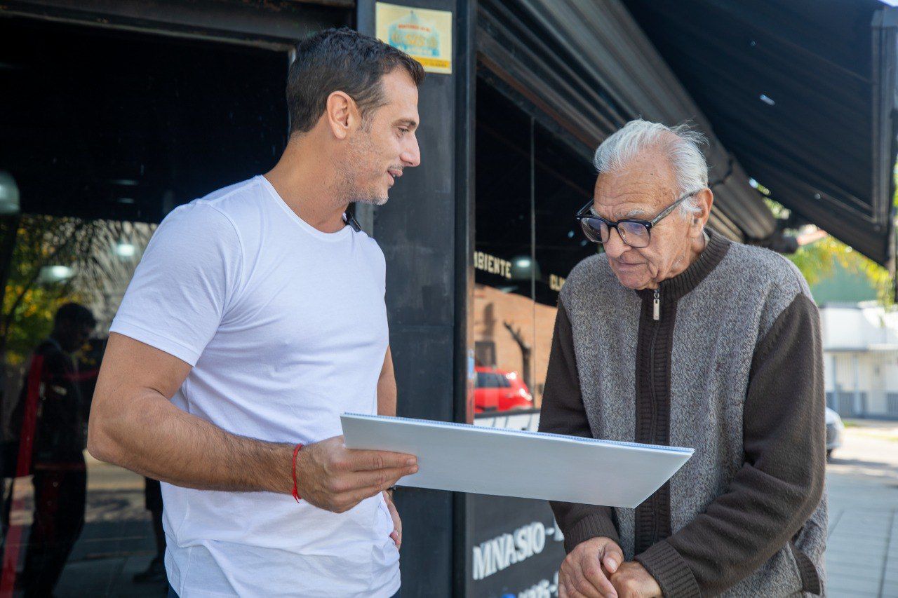 En este momento estás viendo Julián Álvarez supervisó el recambio de luminarias en Chingolo