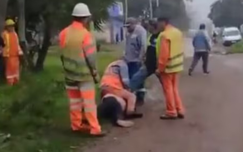 En este momento estás viendo Vecinos atraparon a un ladrón, lo desnudaron y lo entregaron a la Policía