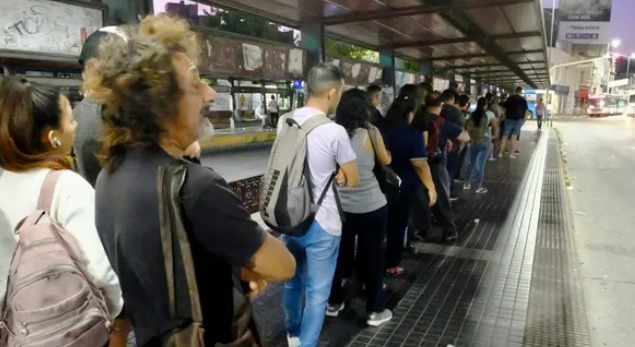 En este momento estás viendo Colectivos en el AMBA: 20% menos de unidades, 40% de recorte en el servicio y boleto 1200% más caro