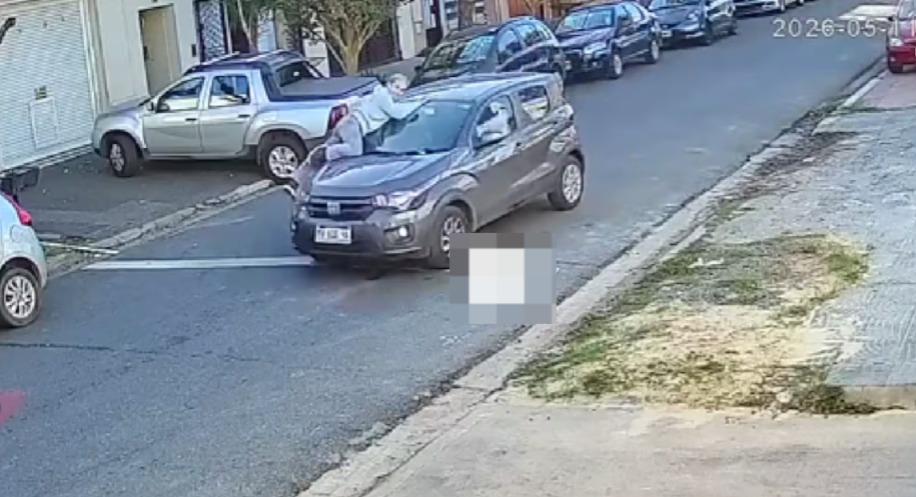 En este momento estás viendo Ramos Mejía: una mujer se colgó del capot para evitar que le roben el auto y terminó herida