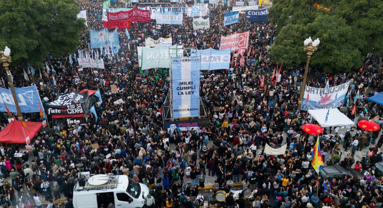 En este momento estás viendo Contundente marcha contra el desfinanciamiento de las universidad
