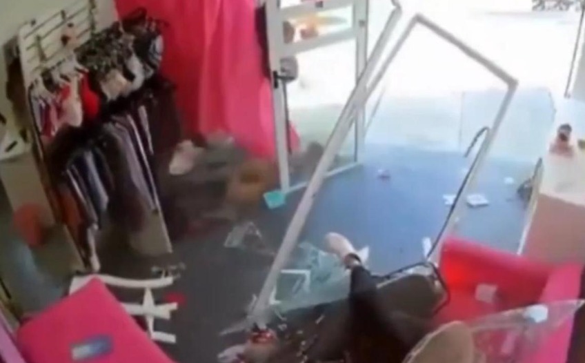 En este momento estás viendo Dos chicas de 14 años protagonizaron un accidente al meterse con su moto en una lencería