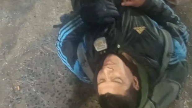 En este momento estás viendo Atropelló a un motociclista, lo dejó herido, y escapó: desesperada búsqueda de testigos