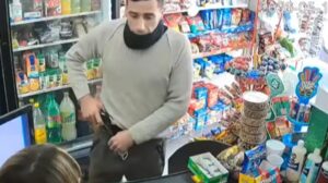 Lee más sobre el artículo Detuvieron a un policía bonaerense tras asaltar un kiosco en Lanús