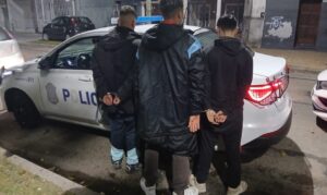 Lee más sobre el artículo Cayeron dos adolescentes tras el violento de un auto en Lanús