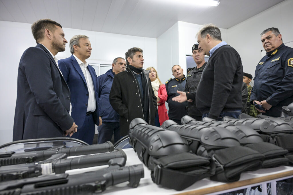 Lee más sobre el artículo Kicillof inauguró dos bases policiales y entregó patrulleros para fortalecer la seguridad