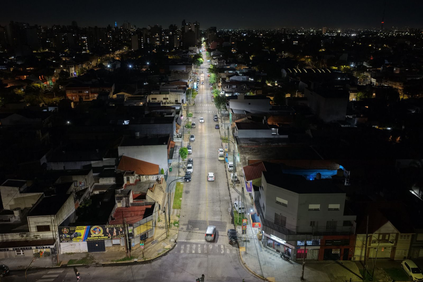 En este momento estás viendo Lanús Este: avanza la tarea repotenciación lumínica sobre la avenida Eva Perón