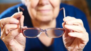 Lee más sobre el artículo Brown lanzó un programa de descuentos en ópticas para adultos mayores: cómo acceder al beneficio