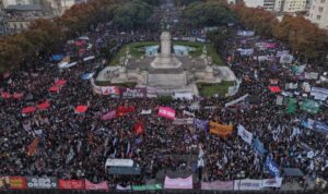 Lee más sobre el artículo «Basta de Matarnos»: masiva marcha y reclamo en un nuevo Ni Una Menos