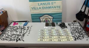 Lee más sobre el artículo Dos detenidos, cocaína y dólares secuestrados en Villa Jardín