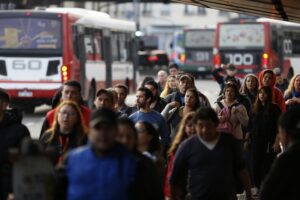 Lee más sobre el artículo Golpe al bolsillo: vuelve a subir el boleto de tren y colectivo en el AMBA