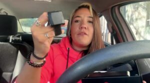 Lee más sobre el artículo Quién es la tatuadora de Lanús que evitó el robo de su moto con una descarga eléctrica
