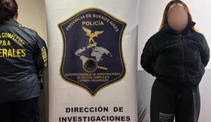 Lee más sobre el artículo Atraparon en Ezeiza a una policía que por la noche era «viuda negra»