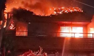 Lee más sobre el artículo Brutal incendio destruyó una casa en el centro de Lomas