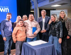Lee más sobre el artículo Más de 200 familias de Almirante Brown recibieron la escritura de su casa
