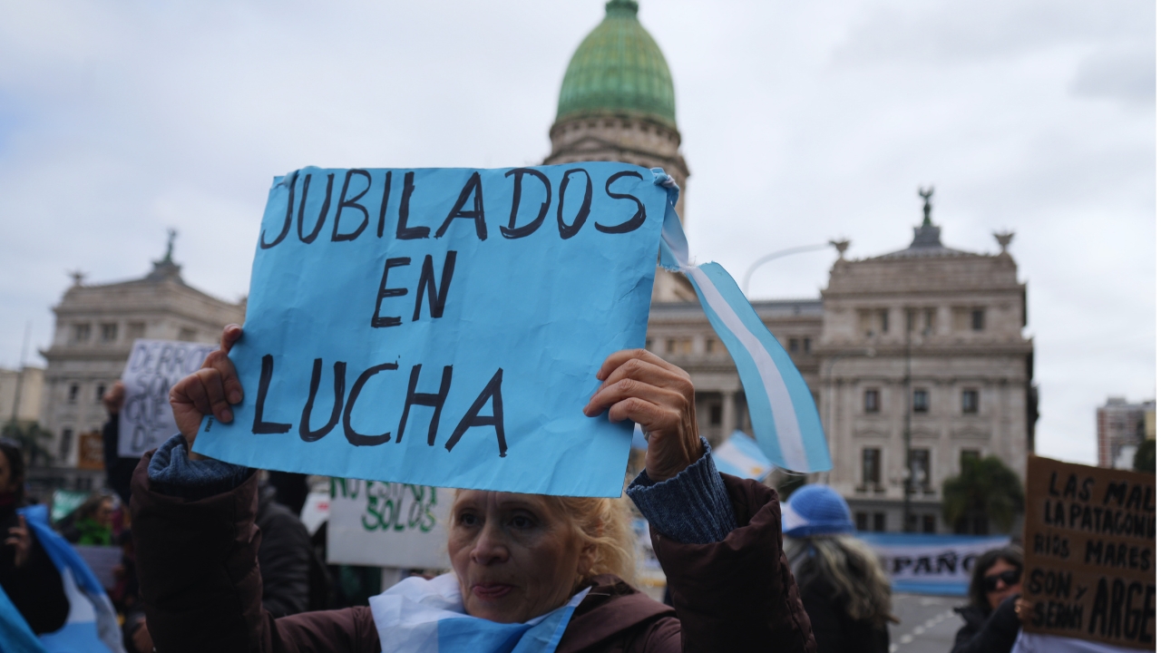 En este momento estás viendo La CGT y las dos CTA marcharon junto a los jubilados con críticas al Gobierno