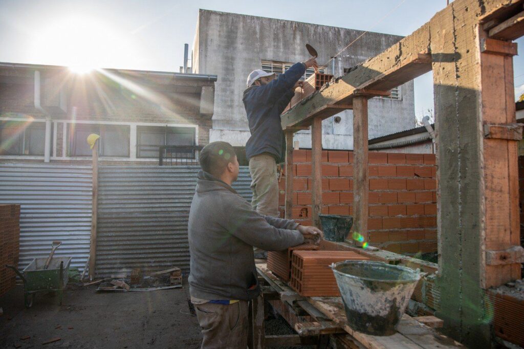 Lee más sobre el artículo Avanzan las obras de mejoras en escuelas de Lanús