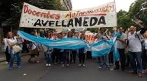 Lee más sobre el artículo Masiva marcha de docentes para repudiar agresiones en una escuela de Wilde
