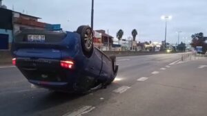 Lee más sobre el artículo Misterio en Lomas por un auto volcado y abandonado, con alcohol y drogas