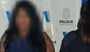 Lee más sobre el artículo Una mujer atacó a su esposo a cuchilladas en medio de una feroz pelea en Lanús Oeste