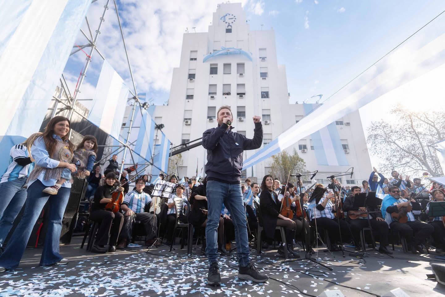 En este momento estás viendo Banderazo y festejo en la Plaza Grigera por el 9 de Julio