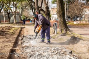 Lee más sobre el artículo Comenzó la refacción integral de la plaza José Hernández, en Escalada