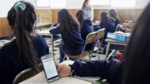 Lee más sobre el artículo Muchas secundarias ya prohíben el uso de celulares en el aula