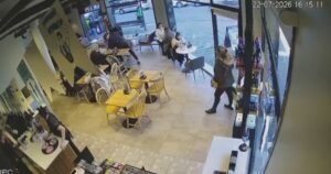 Lee más sobre el artículo Golpe «marcado» en pleno centro de Wilde: robaron un maletín en una cafetería en 20 segundos