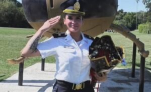 Lee más sobre el artículo La policía detenida por ayudar a su novio delincuente: “Las rejas no son para siempre»