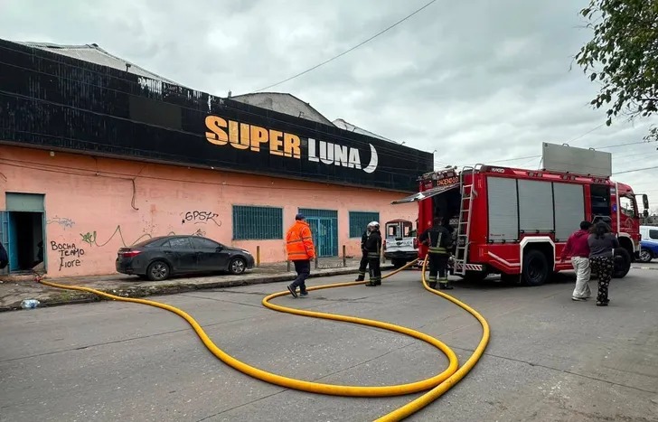 Villa Albertina: un voraz incendio destruyó la planta alta de un supermercado