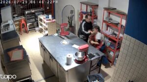 Lee más sobre el artículo Quilmes: fingió pedir comida, le cortó el cuello a una empleada y robó en una pastelería