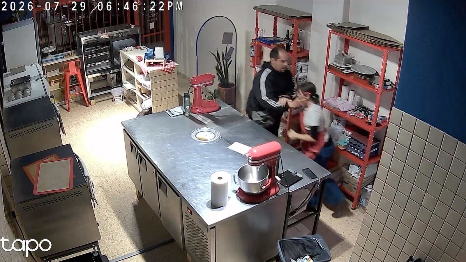 En este momento estás viendo Quilmes: fingió pedir comida, le cortó el cuello a una empleada y robó en una pastelería